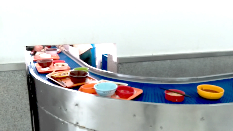 新型餐具回收輸送線-自動轉彎